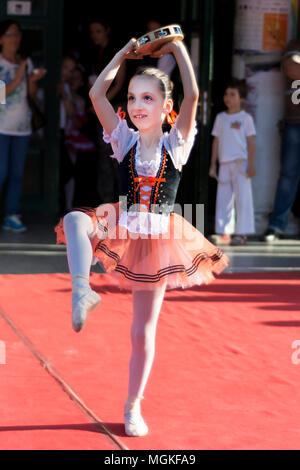 Nis, Serbien - April 27, 2018: Junge Ballerina mit Tamburin tanzen auf der öffentlichen Bühne. Welttag der Tanz Fest. Selektiver Fokus Stockfoto