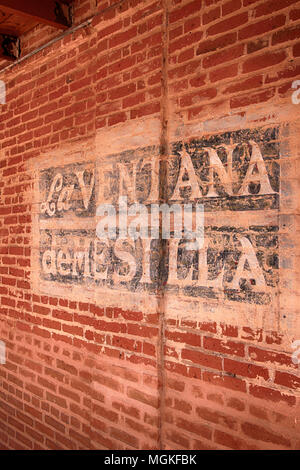 La Ventana De Mesilla gemalten Schild an einer Mauer in Las Cruces, NM Stockfoto