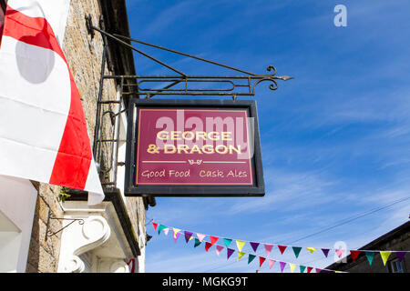 Die George & Dragon hängenden pub Schild im malerischen Dorf Wray in Lancaster, Großbritannien Stockfoto