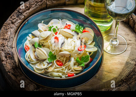 Köstliche Meeresfrüchte Pasta mit weißen Wein serviert. Stockfoto