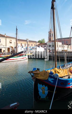 Blick auf Porto Canale, den zentralen Kanal in der schönen Stadt Cesenatico an der Adria in Italien. Stockfoto