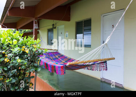 Santa Fe Hotel, Santa Fe, Panama - eine bunte Hängematte hängt außerhalb jedes Zimmer Stockfoto