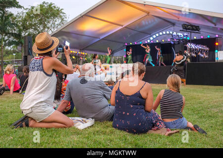 Die Menschen genießen und fotografieren Tänzer im Thai Festival (Songkran Festival) am Wasser vor Darwin in Darwin, Northern Territory, Australien. Stockfoto