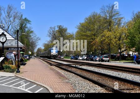 Amtrak Bahnhof kommend durch Hauptstraße von einer kleinen Stadt in Amerika Stockfoto