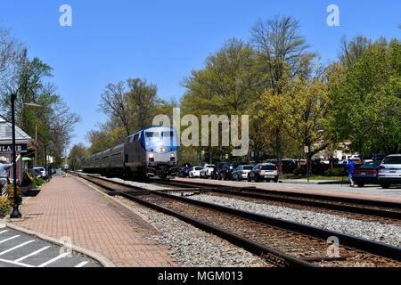 Amtrak Bahnhof kommend durch Hauptstraße von einer kleinen Stadt in Amerika Stockfoto