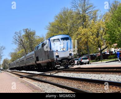 Amtrak Bahnhof kommend durch Hauptstraße von einer kleinen Stadt in Amerika Stockfoto