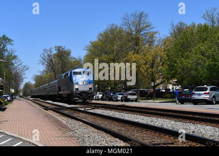 Amtrak Bahnhof kommend durch Hauptstraße von einer kleinen Stadt in Amerika Stockfoto