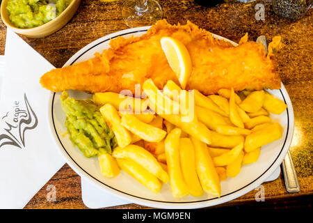 Regelmäßige Schellfisch ausgezeichneten Fisch und Chips mit erbsenpüree an der berühmten Magpie Cafe in Whitby Stockfoto