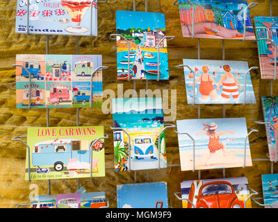 Am Meer Postkarten zum Verkauf in einem Rack vor einem Geschäft in Whitby, North Yorkshire, UK Stockfoto