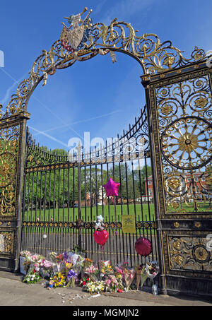 Golden Gates Sankey St Warrington nach Manchester Bombardierung 2017 Stockfoto