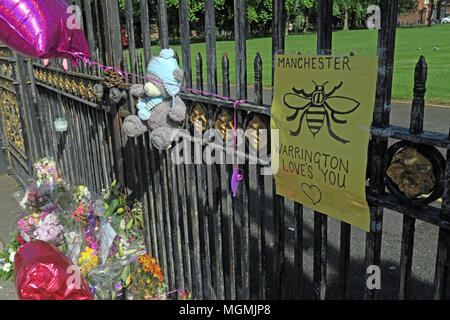 Golden Gates Sankey St Warrington nach Manchester Bombardierung 2017 Stockfoto