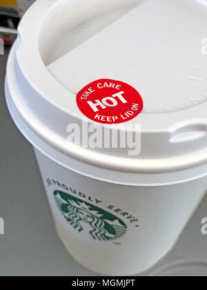 Vorsicht Heiß/Aufkleber auf Starbucks einweg Kaffeetasse Stockfoto