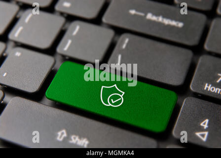 Business Cyber Security Computer Taste für Internet Sicherheitskonzept. Shield Schutz Symbol Schlüssel in grüner Farbe. Stockfoto