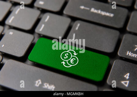 Online Währungsumtausch Konzept: grüne Taste Taste mit Dollar umrechnung Symbol auf Laptop Tastatur zu Euro. Stockfoto