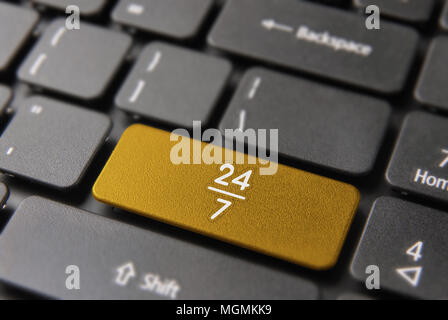 Service rund um die Uhr online Konzept, gold Computer" mit 24 Stunden Symbol für immer offen. Stockfoto