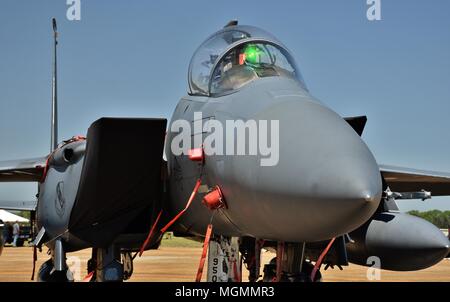 Eine Luftwaffe F-15E Strike Eagle fighter Jet auf einer Start- und Landebahn am Columbus Air Force Base. Dieser F-15E zum 4 Fighter Wing gehört von Seymour Johnson Stockfoto