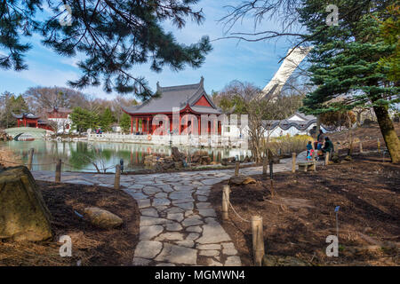 Montreal, CA - 28 April 2018: Der Chinesische Garten des Montreal Botanical Garden, mit Olympischen Stadion Turm im Hintergrund. Stockfoto