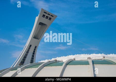 Montreal, CA - 28. April 2018: Das Montrealer Olympiastadion und der Schiefe Turm. Stockfoto