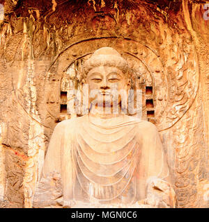 Größte Buddha Statue im Longmen Grotten (Dragon's Gate) oder Grotten Longmen Grotten. UNESCO-Weltkulturerbe von Zehntausenden von Statuen von Budd Stockfoto