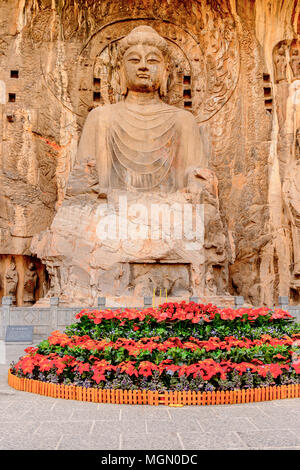 Größte Buddha Statue im Longmen Grotten (Dragon's Gate) oder Grotten Longmen Grotten. UNESCO-Weltkulturerbe von Zehntausenden von Statuen von Budd Stockfoto