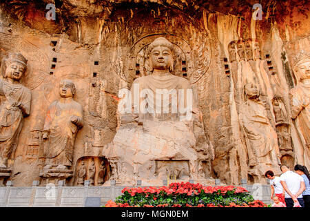 Größte Buddha Statue im Longmen Grotten (Dragon's Gate) oder Grotten Longmen Grotten. UNESCO-Weltkulturerbe von Zehntausenden von Statuen von Budd Stockfoto