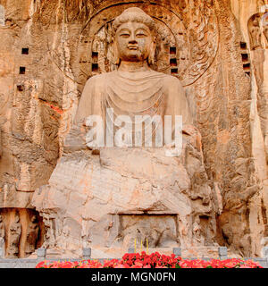 Größte Buddha Statue im Longmen Grotten (Dragon's Gate) oder Grotten Longmen Grotten. UNESCO-Weltkulturerbe von Zehntausenden von Statuen von Budd Stockfoto