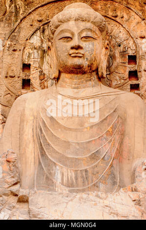 Größte Buddha Statue im Longmen Grotten (Dragon's Gate) oder Grotten Longmen Grotten. UNESCO-Weltkulturerbe von Zehntausenden von Statuen von Budd Stockfoto