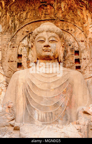 Größte Buddha Statue im Longmen Grotten (Dragon's Gate) oder Grotten Longmen Grotten. UNESCO-Weltkulturerbe von Zehntausenden von Statuen von Budd Stockfoto