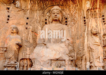 Größte Buddha Statue im Longmen Grotten (Dragon's Gate) oder Grotten Longmen Grotten. UNESCO-Weltkulturerbe von Zehntausenden von Statuen von Budd Stockfoto