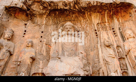 Größte Buddha Statue im Longmen Grotten (Dragon's Gate) oder Grotten Longmen Grotten. UNESCO-Weltkulturerbe von Zehntausenden von Statuen von Budd Stockfoto