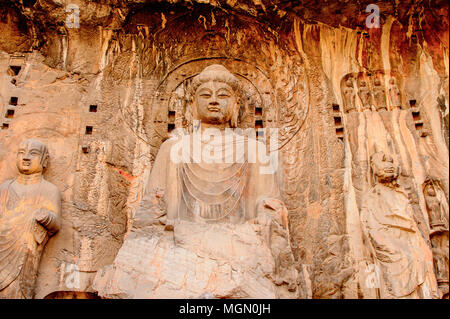 Größte Buddha Statue im Longmen Grotten (Dragon's Gate) oder Grotten Longmen Grotten. UNESCO-Weltkulturerbe von Zehntausenden von Statuen von Budd Stockfoto