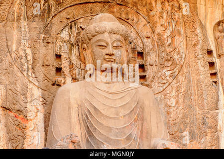 Größte Buddha Statue im Longmen Grotten (Dragon's Gate) oder Grotten Longmen Grotten. UNESCO-Weltkulturerbe von Zehntausenden von Statuen von Budd Stockfoto