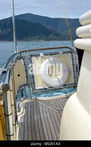 Detailansicht des Decks und Armaturen auf einem luxuriösen starten in den Marlborough Sounds, Neuseeland Stockfoto