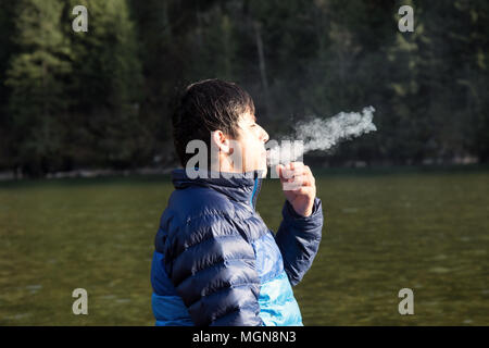 Mann Rauchen von Marihuana in der Natur. Stockfoto