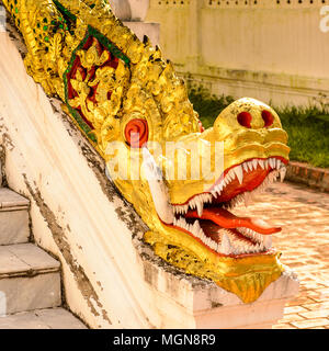 Golden Dragon Statue in der Haw Pha Bang Buddha Tempel des Nationalen Museums Komplex von Luang Prabang, Laos. Stockfoto