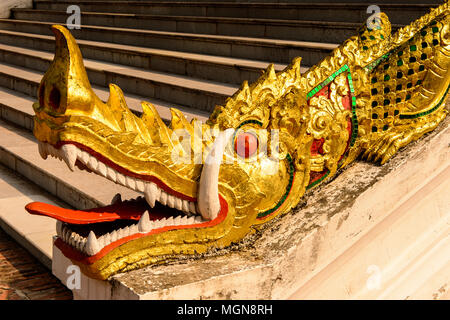 Golden Dragon Statue in der Haw Pha Bang Buddha Tempel des Nationalen Museums Komplex von Luang Prabang, Laos. Stockfoto