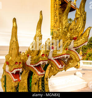 Golden Dragon Statue in der Haw Pha Bang Buddha Tempel des Nationalen Museums Komplex von Luang Prabang, Laos. Stockfoto