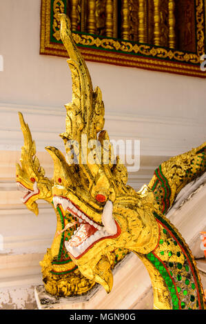 Golden Dragon Statue in der Haw Pha Bang Buddha Tempel des Nationalen Museums Komplex von Luang Prabang, Laos. Stockfoto