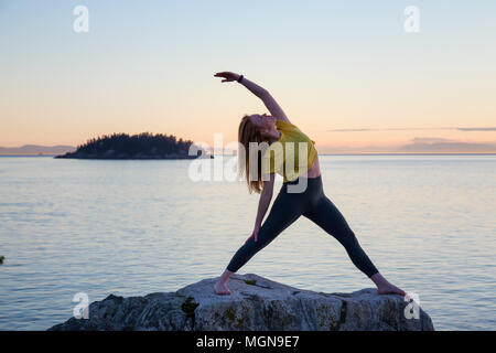 Frau In Yoga Pose Von Der Horseshoe Bend In Page Arizona Usa Stockfotografie Alamy