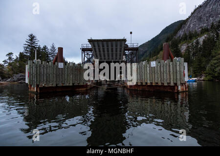 Squamish, British Columbia, Kanada - 15 April, 2018: Aufgegeben Fähre dock. Stockfoto