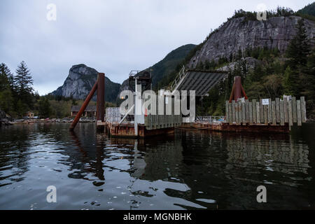 Squamish, British Columbia, Kanada - 15 April, 2018: Aufgegeben Fähre dock. Stockfoto