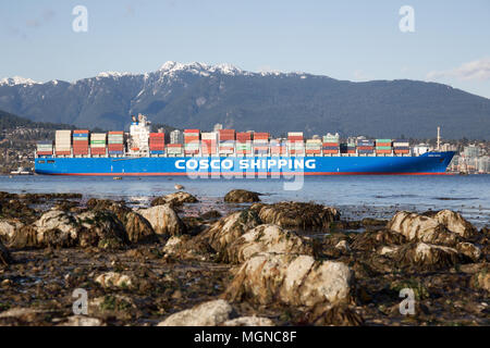 Vancouver, British Columbia, Kanada - 22. April 2018: Vollständig geladen Cosco Container schiff ist vorbei in der Nähe der Innenstadt von Stadt und dem Stanley Park. Stockfoto