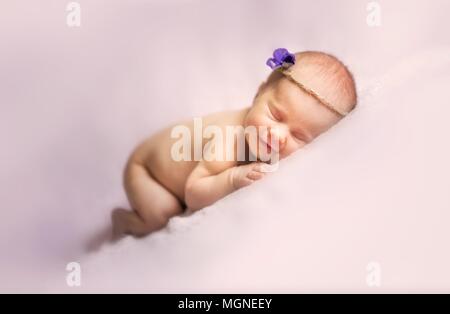 Schöne neugeborenes Mädchen Porträt. Mädchen schlafend auf dem Bett. Stockfoto