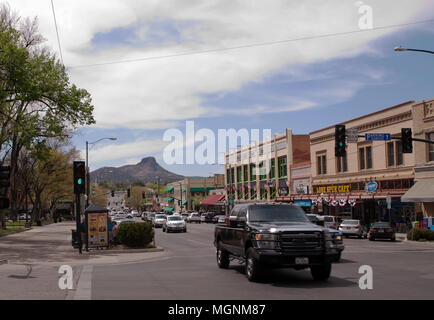 PRESCOTT, Arizona 4-26 2018 an der Ecke der E Gurley St und S Cortez St Blick nach Westen am Geschäftsviertel Daumen Butte können in der Ferne gesehen werden. Stockfoto