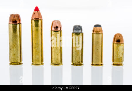 Eine Zeile, und Sammlung von Big Bore Pistole Munition einschließlich 500 und 460 Magnum, 454 casull, 44 Magnum, 45 Colt und 45 AKP-Staaten über eine isolierte Hintergrund Stockfoto