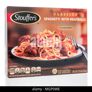 Winneconne, WI - 14. April 2018: Klassiker von Stouffer's Spaghetti mit Fleischbällchen Mahlzeit auf einem isolierten Hintergrund. Stockfoto