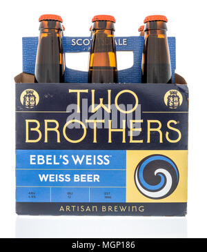 Winneconne, WI - 16. April 2018: ein Six Pack von zwei Brüdern Ebel's Weiss Bier auf einem isolierten Hintergrund. Stockfoto