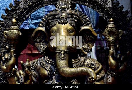 Nahaufnahme eines Messing Statue des hinduistischen Gottes Ganesha mit reichen Details, Farben und Texturen Stockfoto