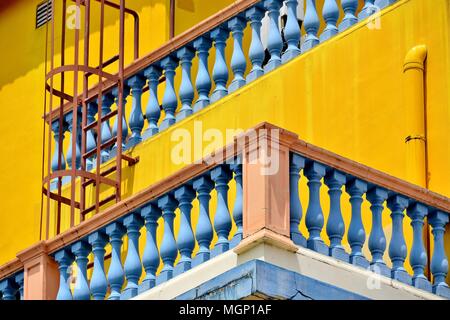 Perspektivische Ansicht des Vintage Balkon an der Seite eines bunten traditionellen Haus in Little India, Singapur mit starken geometrischen Mustern Stockfoto