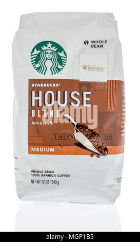 Winneconne, WI - 20 April 2018: eine Tasche von Starbucks House Blend Kaffee auf einem isolierten Hintergrund. Stockfoto